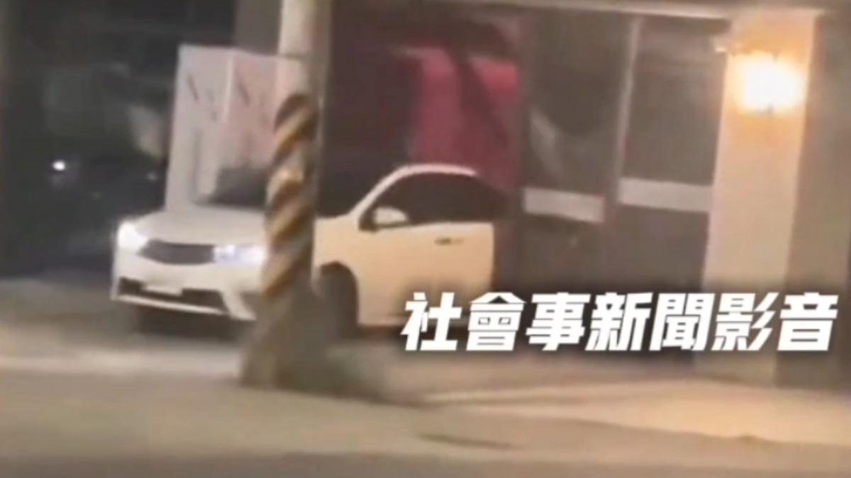 一名男子兩度倒車衝撞店家門口。（圖／翻攝自　社會事新聞影音）