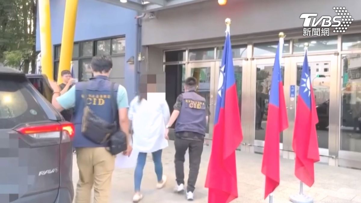 高雄紫靈宮的宮主姊妹花,以及姊姊的兒子,三人9號被警方拘提,同樣身穿白衣進入警局(圖/TVBS)
