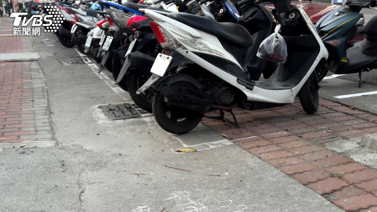 機車族注意！「人行道停車格」藏陷阱　網虧：花600元改觀念