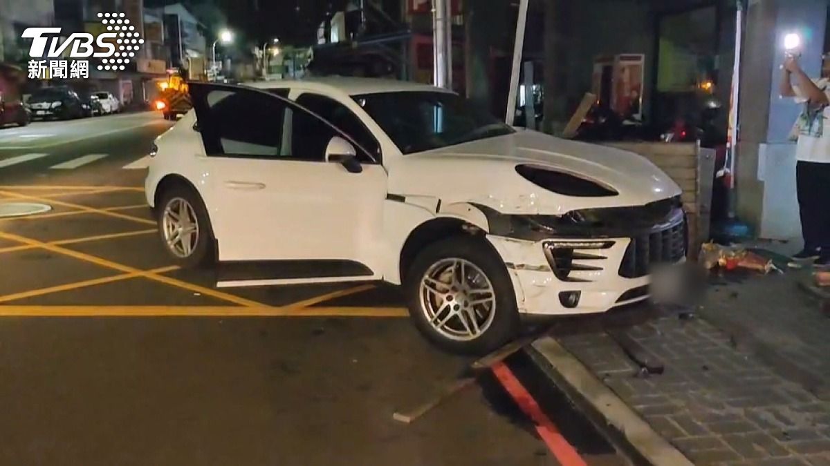 車主拉不住！代駕突咳嗽昏倒　百萬休旅車撞變電箱噴火花。(圖／TVBS) 