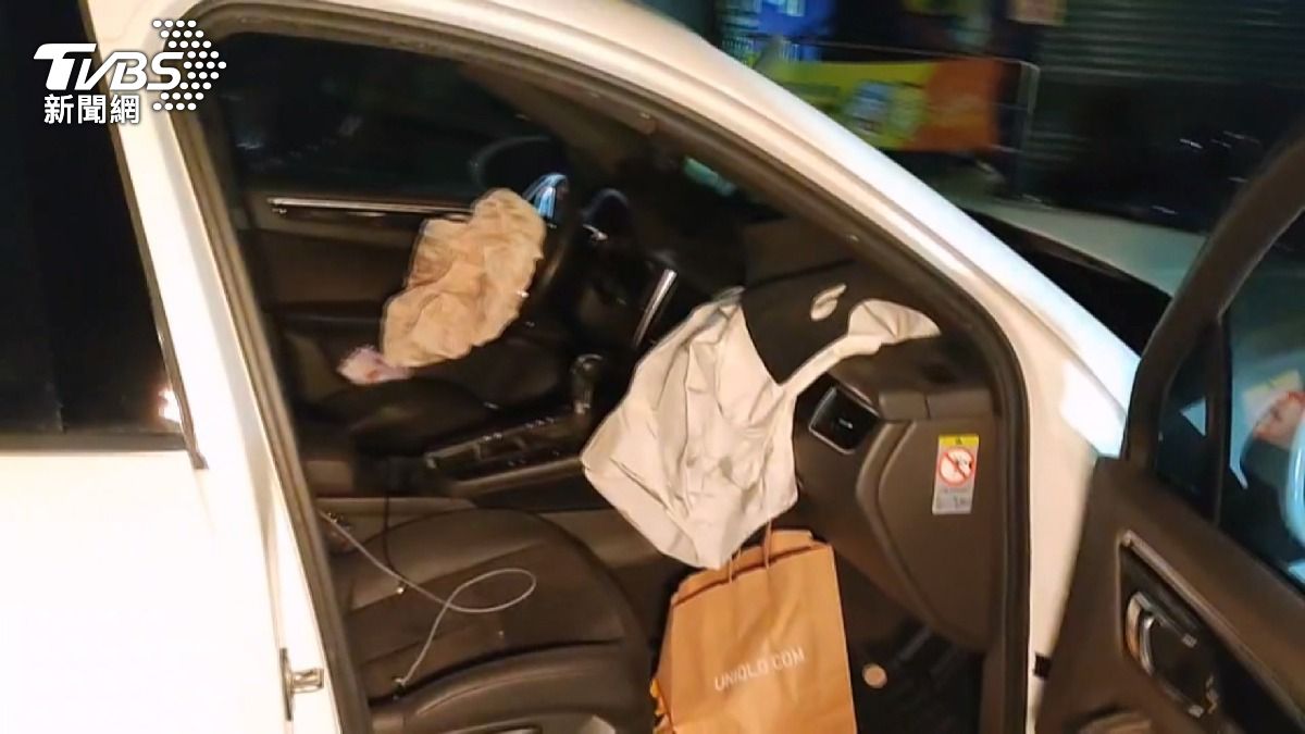 車主拉不住！代駕突咳嗽昏倒　百萬休旅車撞變電箱噴火花。(圖／TVBS) 