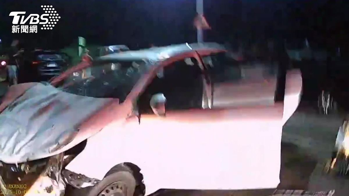 男撞石墩「空中翻轉」釀車禍!4人送醫 警方:酒駕