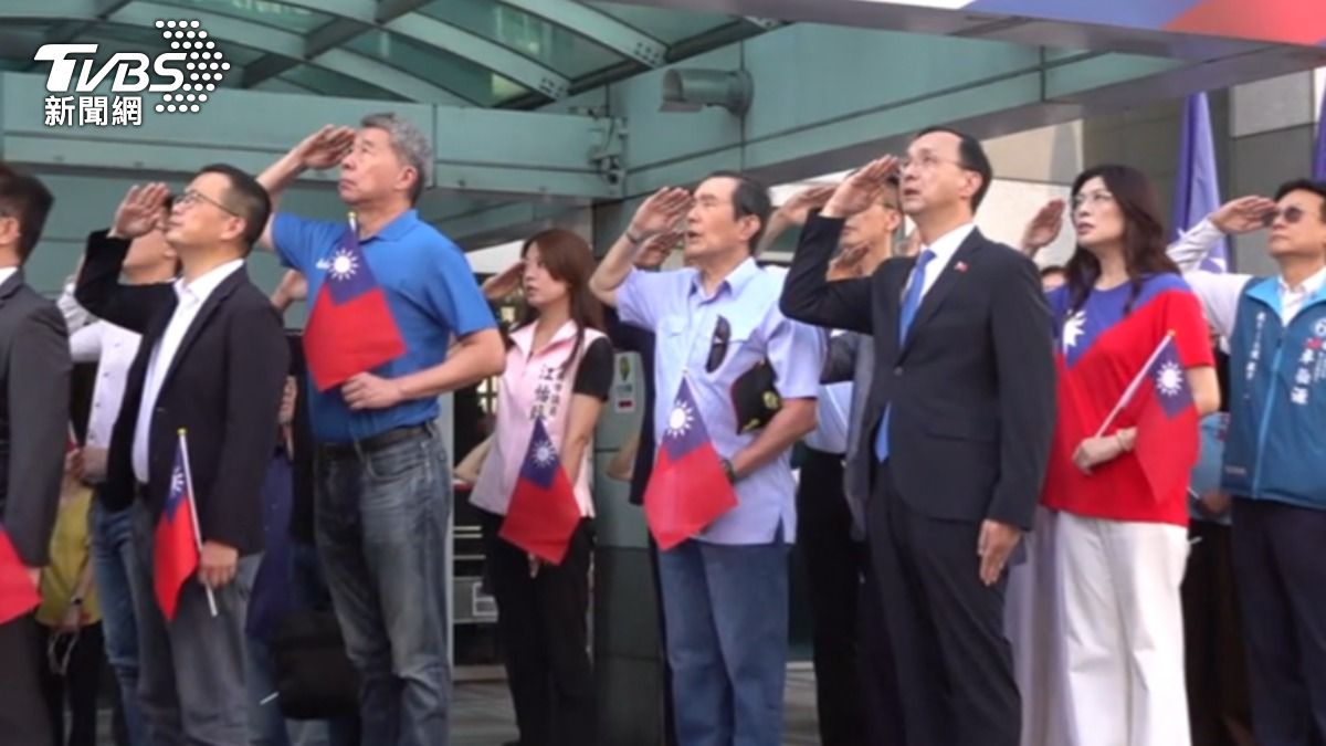 國民黨主席朱立倫，邀請6位主席候選人同赴黨部升旗。(圖/TVBS)