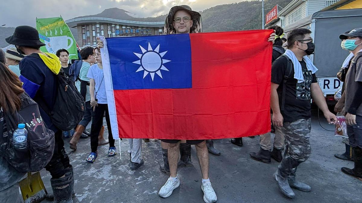 前進花蓮賑災不忘國慶　吳鳳每年驕傲舉國旗：中華民國生日快樂