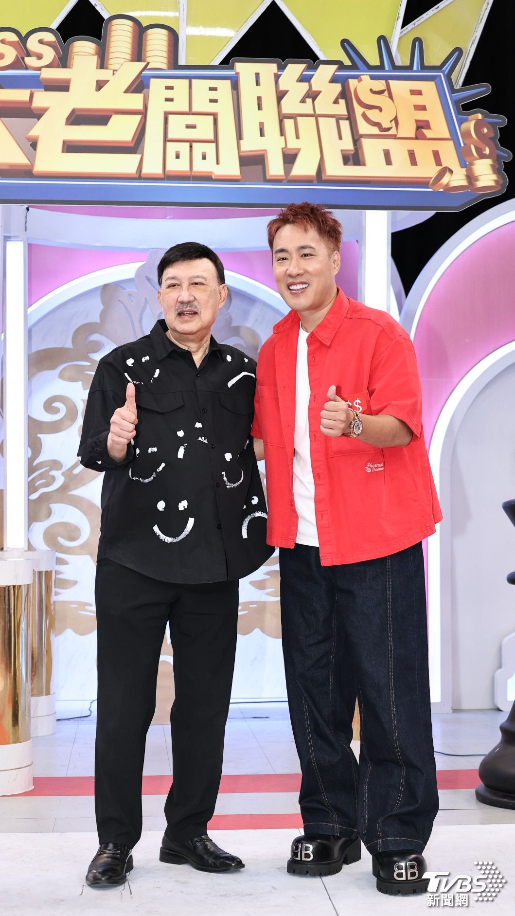 余天(左)大讚兒子很懂事。(圖/張晢鳴攝)