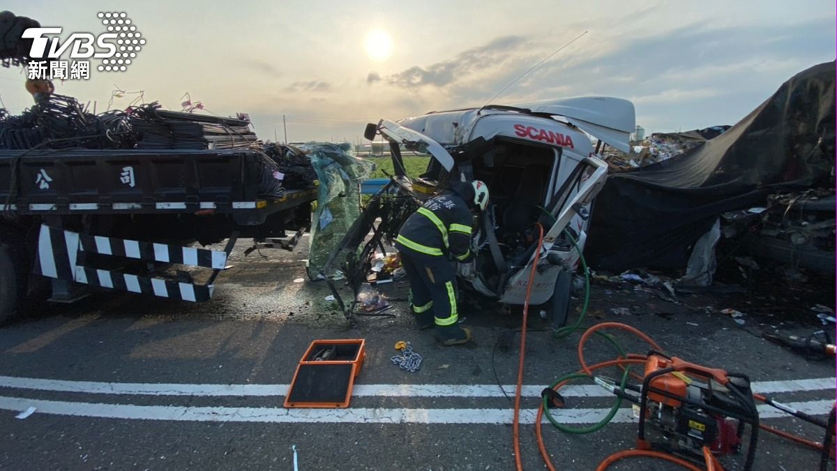 彰化大車追撞!曳引車「斷頭」滿地碎片 男駕駛遭夾雙腿骨折
