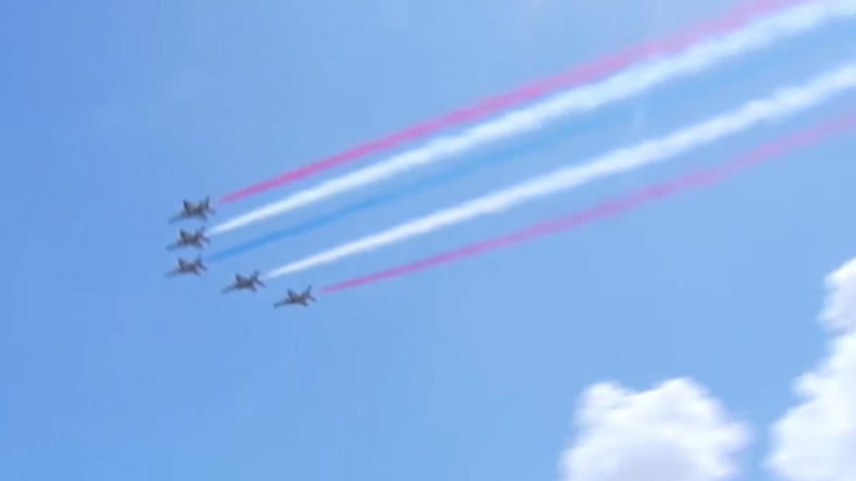 雷虎小組「勇鷹」高教機以5機編隊施放彩煙飛越總統府上方。(圖/TVBS)