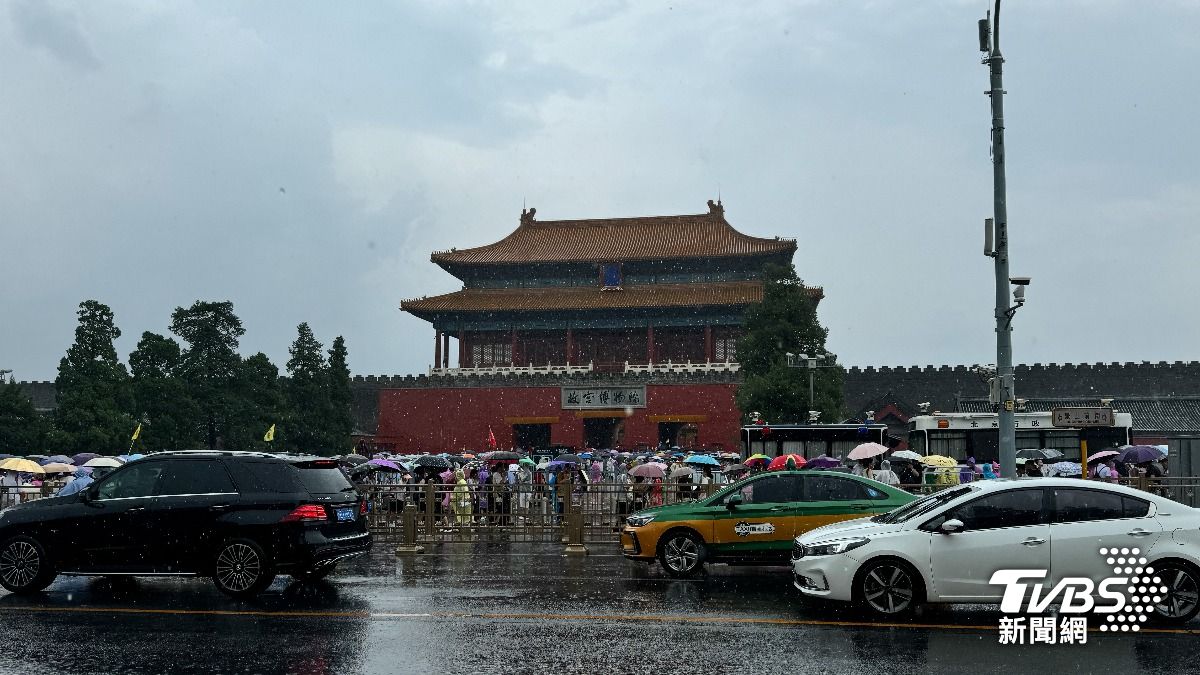中國南北兩個世界!北京暴雨僅10度 南部多省飆破35度