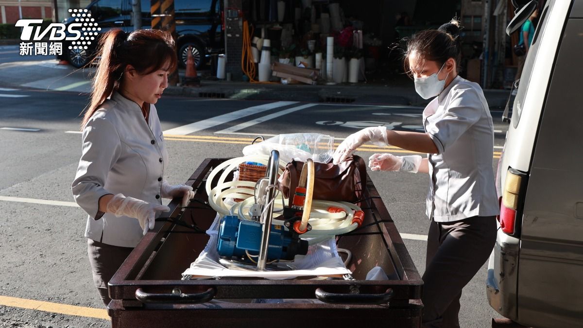 專業團隊進去靈堂替顏正國做SPA。(圖/記者黃城碩攝)