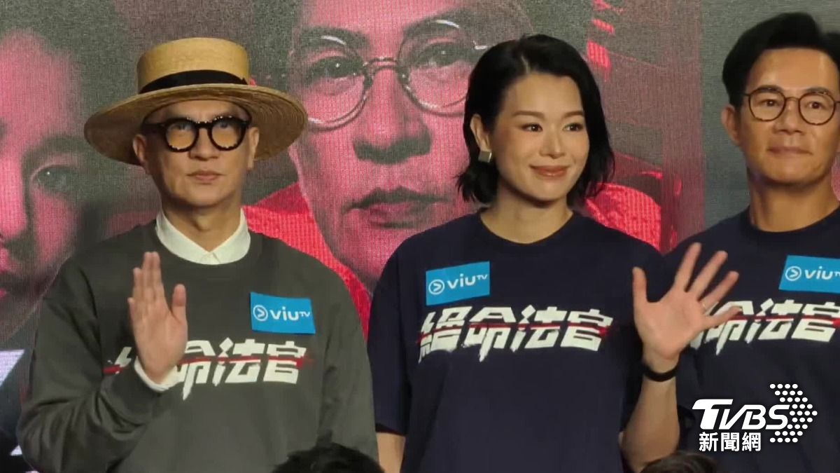 張家輝(左)、胡杏兒10日在香港出席《絕命法官》記者會。(圖/TVBS)