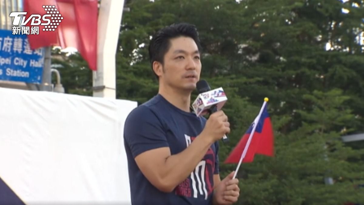 二寶、三寶缺席！　蔣萬安獨唱國歌：他們連假去玩。（圖／TVBS）