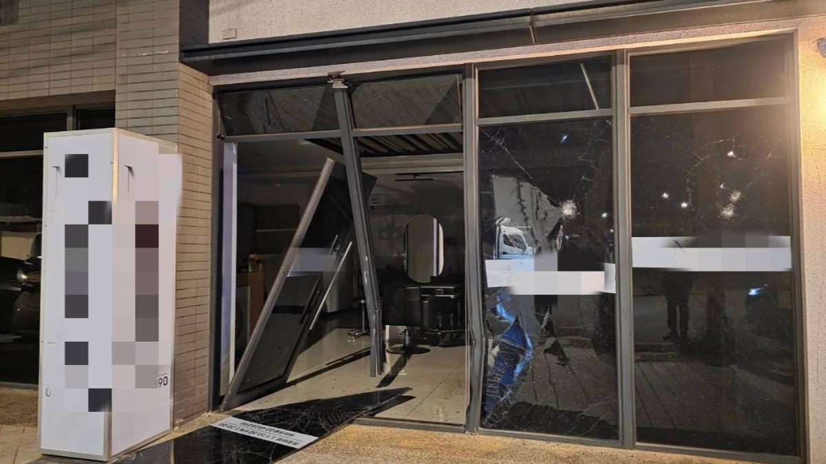 美髮店才剛開業，遭連撞2次，玻璃碎滿地。（圖／警方提供）