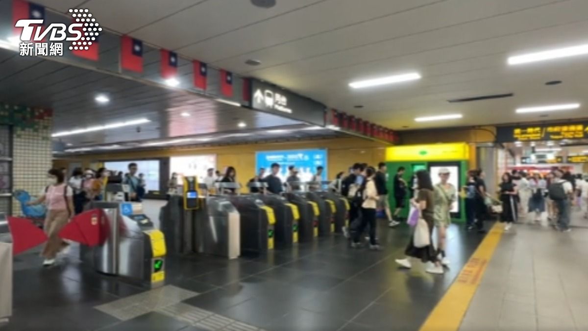 中捷預告iPhone進站! 北捷:明年7月「黑屏過閘」。(圖/TVBS)
