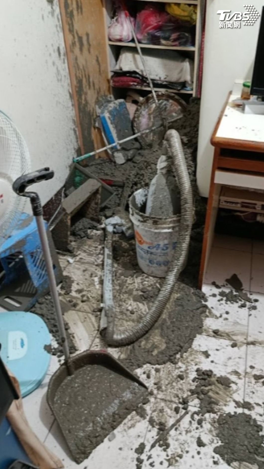 泥漿衝進屋內,樓梯地板、牆壁都遭殃。(圖/TVBS)