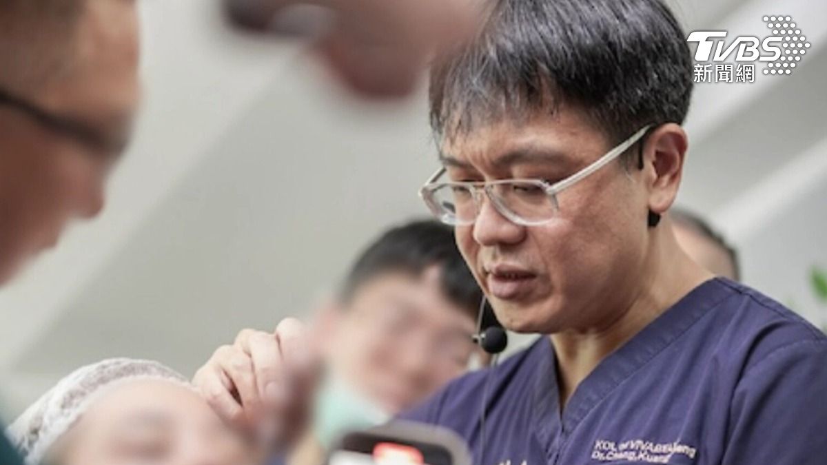 張光正醫師長始終相信「批評是再次證明專業的契機」。在醫美診所任職,他堅持手術必須完整有效,拒絕表面功夫。(圖/TVBS)