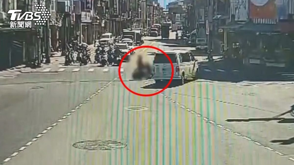 救護車載中風患者，半路遭機車竄出撞上。（圖／TVBS）
