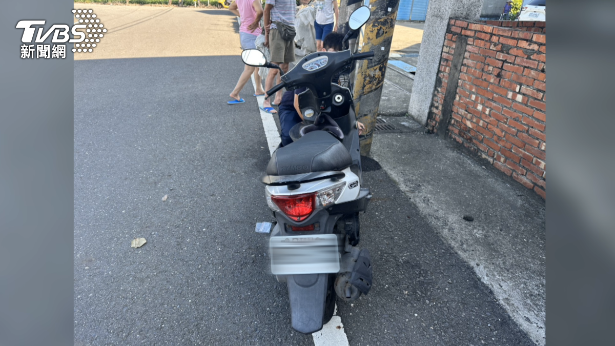 竊賊將偷來的機車隨意丟棄,再偷開朋友的車,做為逃逸工具。(圖/TVBS)
