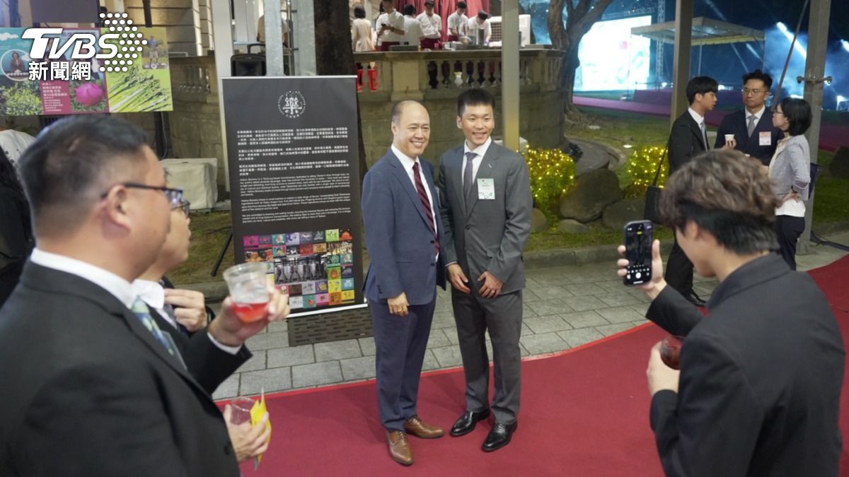 賴清德攜3外賓出席國慶酒會 李洋也現身「狂被要求合影」