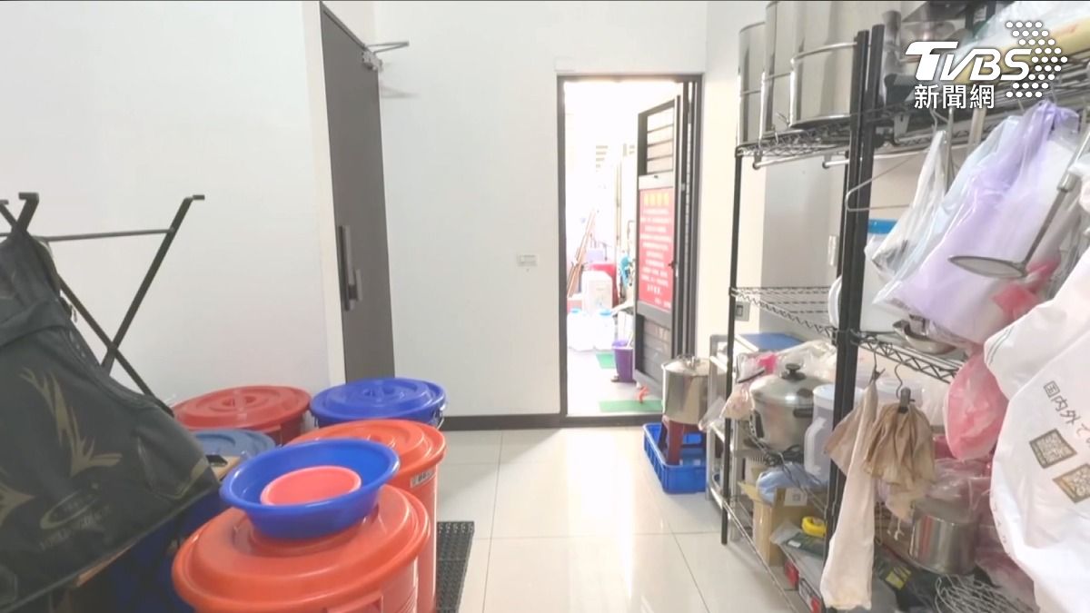 高雄這一起房東擅闖租客房屋的爭議,房客已經提告侵入住宅,房東跟檢察官說,住二樓必經甜點店,因此檢方不起訴處分。(圖/TVBS)