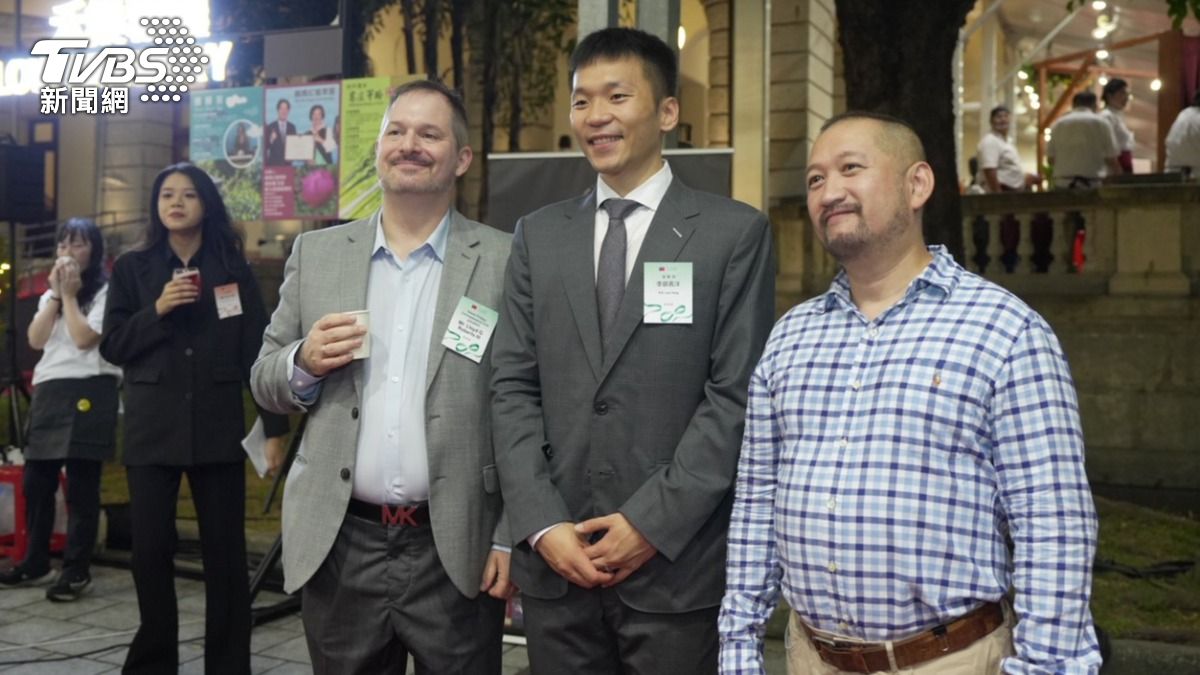 運動部長李洋出席酒會變成人形立牌,「我都不知道自己拍了幾張照。」(圖/華子琛攝)