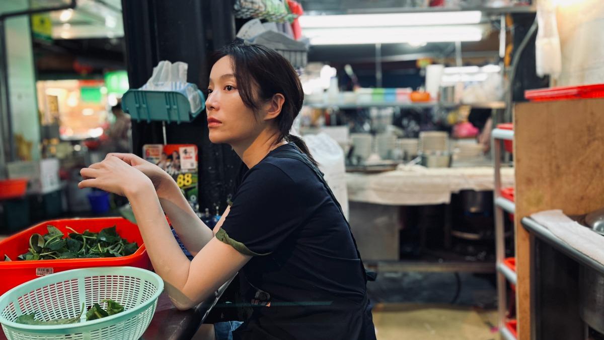 蔡淑臻在《左撇子女孩》中飾演麵攤闆娘,模樣樸素。(圖/光年映畫提供)