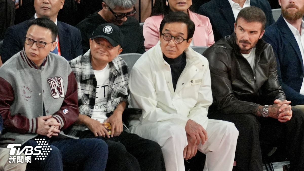 知名演員成龍、足壇傳奇貝克漢、阿里巴巴創辦人馬雲坐在一起。(圖/區國強攝)