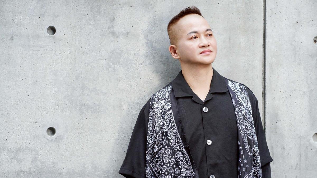黑鷹主業是老屋翻新工程老闆,更有「拆除界歌王」封號。(圖/黑鷹x芷琦提供)
