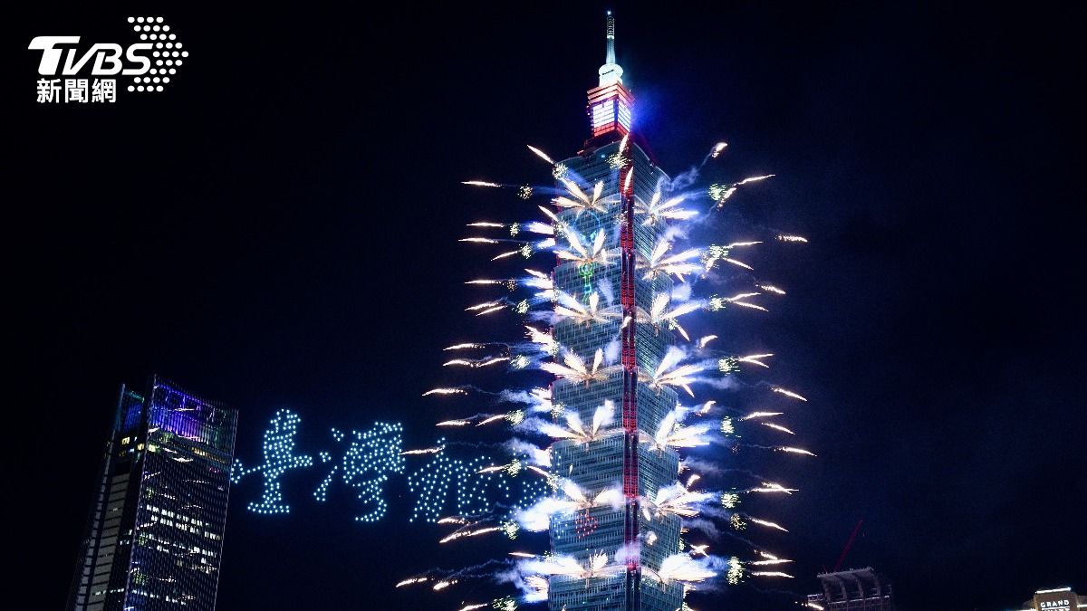 圖輯/台北101首度結合500台無人機 240秒煙火同歡國慶