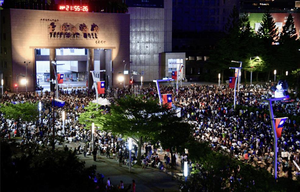 台北市政府擠滿觀看煙火燈光秀的民眾。（圖／胡瑞麒攝）