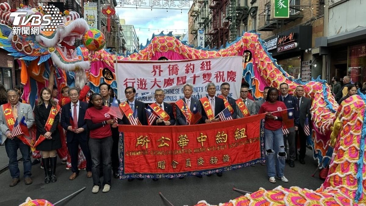 遊客瘋台灣!紐約僑胞歡度雙十國慶 炮竹、舞龍舞獅封街遊行