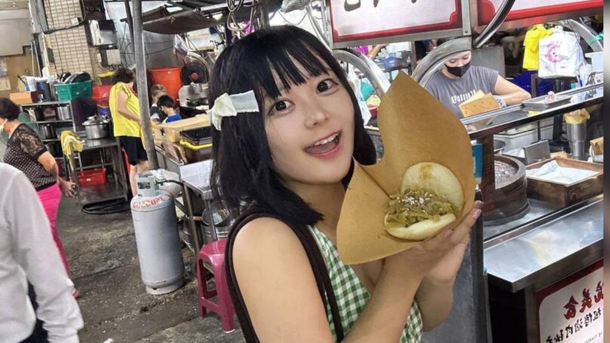 日本正妹偶像Utane Chan盡情享受台灣美食。(圖/翻攝自X)