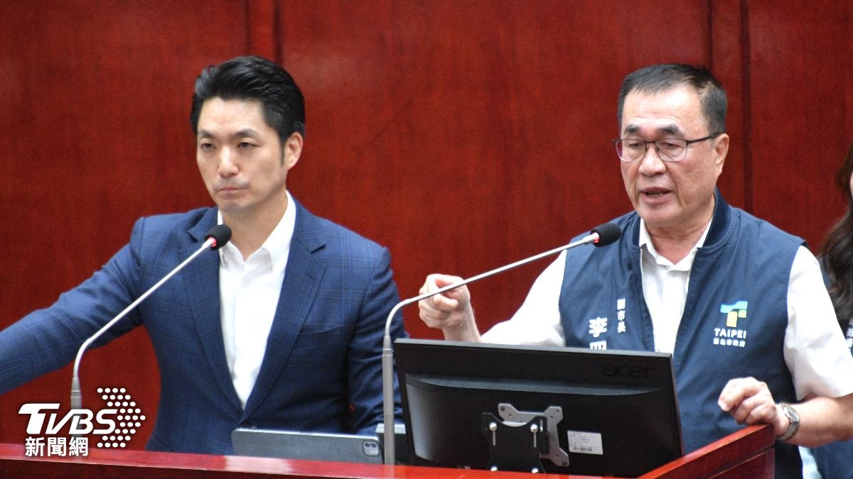 台北市副市長李四川（右）證實新壽解約T17、T18要求超過百億元。(圖／胡瑞麒攝)