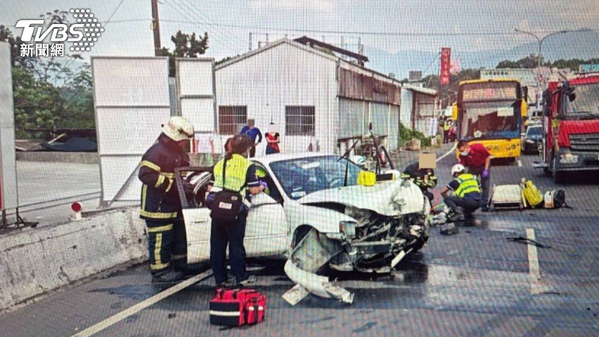 車頭幾乎全毀。(圖/TVBS)
