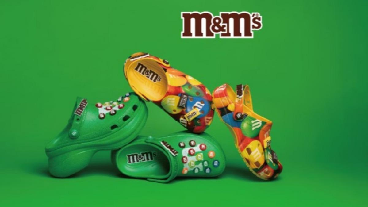 M&M’S® x Crocs 聯手推出限量系列,將繽紛巧克力注入夏日鞋履。(圖/Crocs 官網)