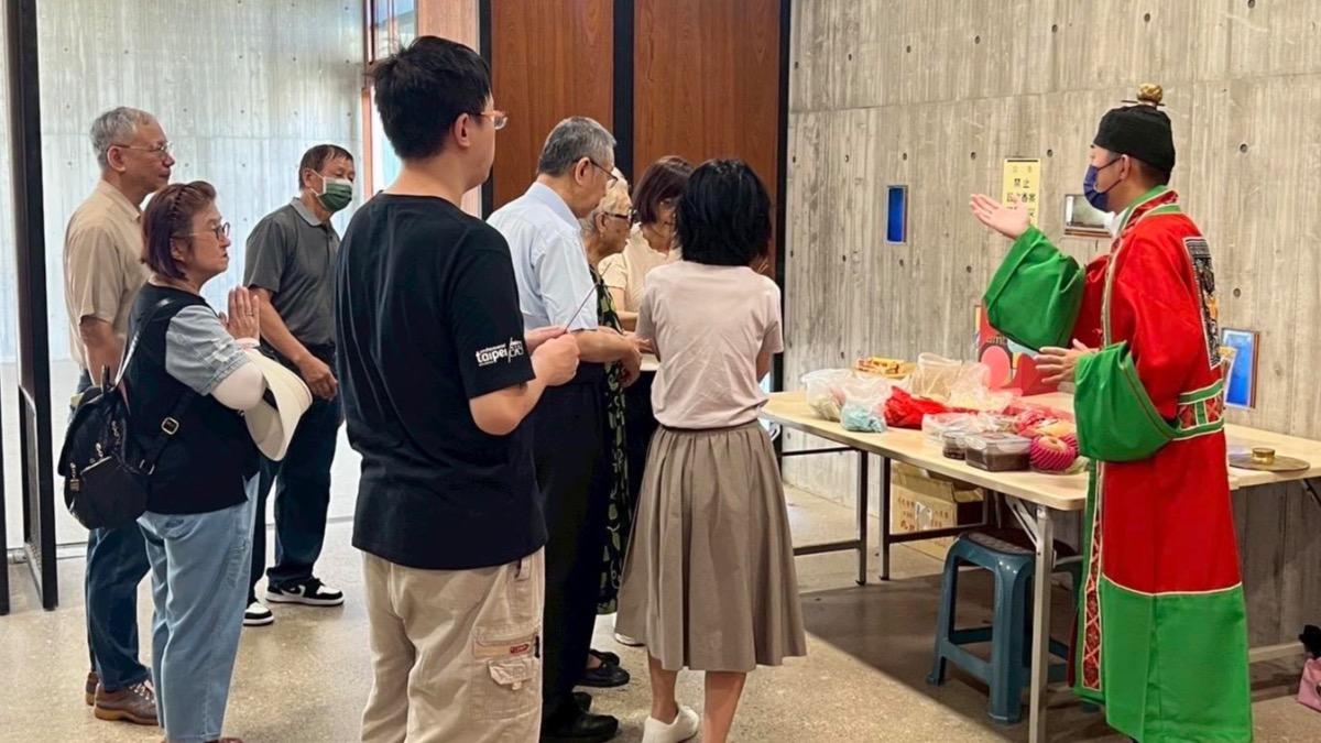 柯文哲嘆人生最大遺憾「父臨終時沒能陪他」 首赴新竹祭父