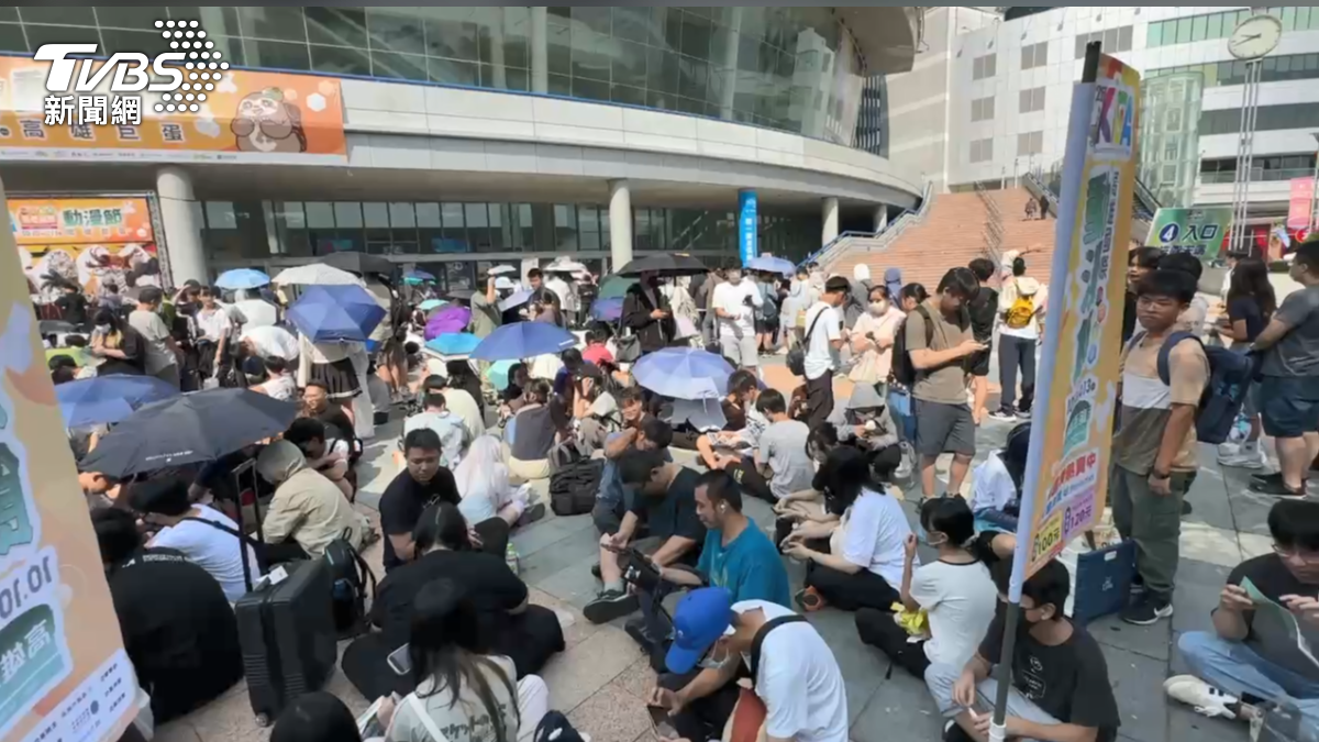 動漫節高雄巨蛋人潮爆滿，動漫迷五點就來排隊（圖／TVBS）