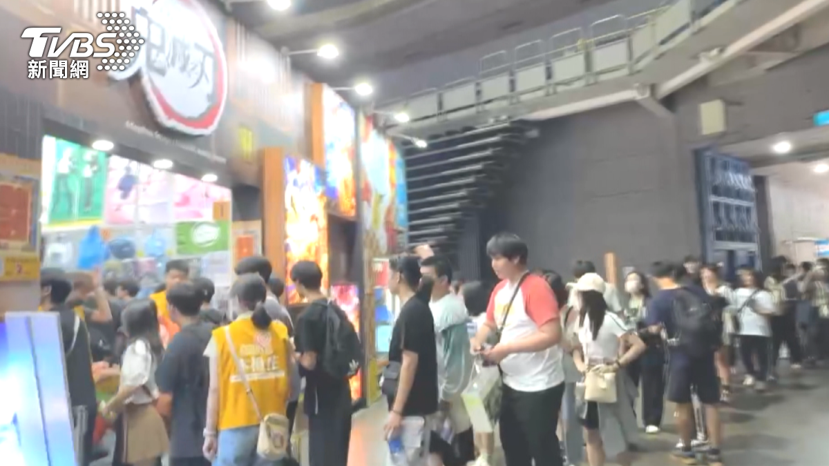 活動10點開始，門一開，人潮瞬間湧入，個攤位擠得滿滿滿都是人（圖／TVBS）