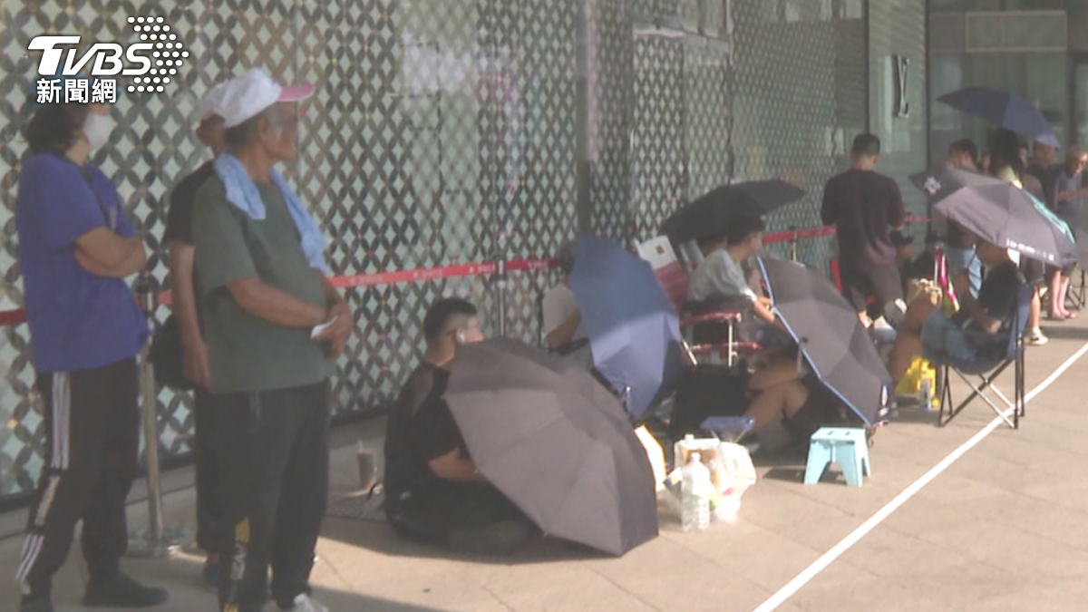 阿伯代排大軍，也來排韓國人氣女團成員代言的限量棒球帽（圖／TVBS）