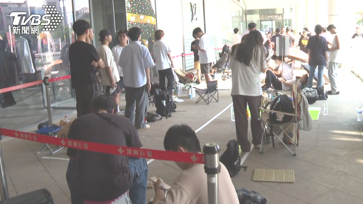 現場還一度因為插隊排到吵架，甚至還驚動員警到場調解（圖／TVBS）
