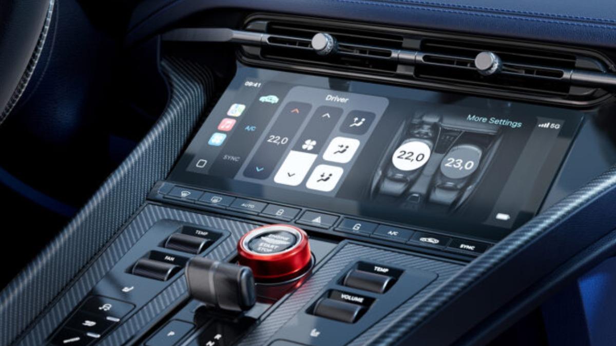 DB12 S中央螢幕可見整合Apple開發的CarPlay Ultra系統,啟動鍵有金屬鍍鉻。(圖/Aston Martin)