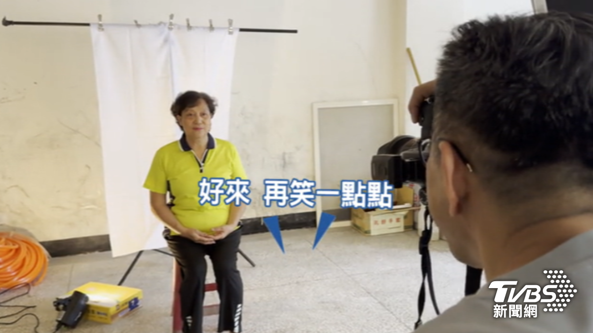 證件照超人來了！花蓮光復居民感動喊「謝謝你們」。（圖／TVBS）