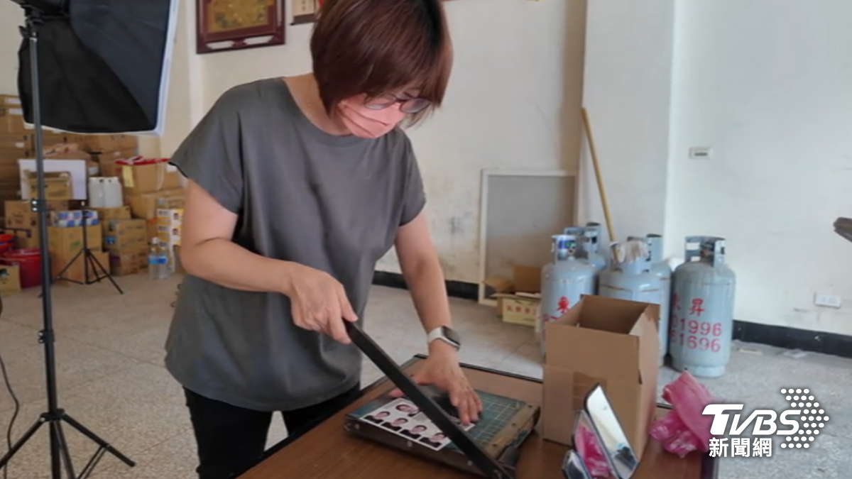 光復鄉多數居民證件照都被洪水沖走，花蓮市區老字號照相館，免費幫拍證件照。（圖／TVBS）