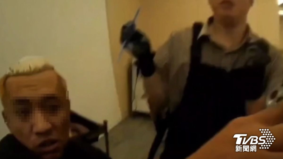南港砍人主嫌正在染頭髮變裝,沒想到卻被警方衝上前逮捕。(圖/TVBS)