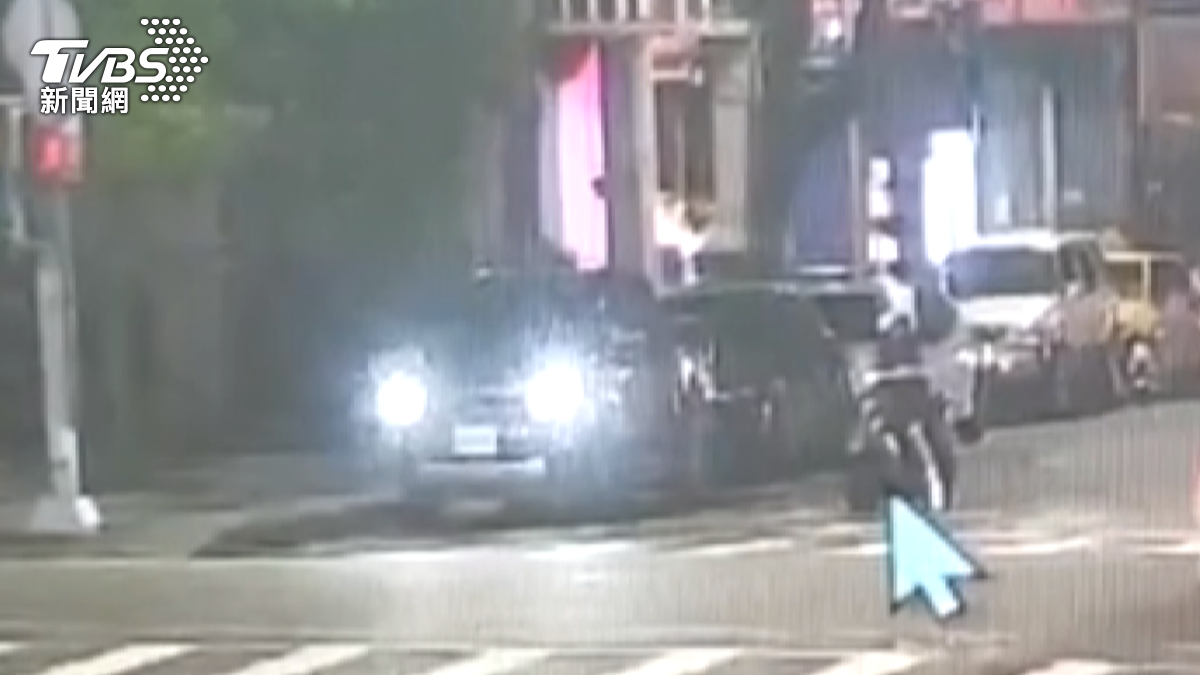 騎士曾騎車靠近停在路邊的一輛轎車,看到駕駛在車內抽菸,他上前勸阻,駕駛認為被認為是檢舉魔人,沿路追車尾隨,導致騎士太害怕,沿路加速才會失控自撞(圖/TVBS)