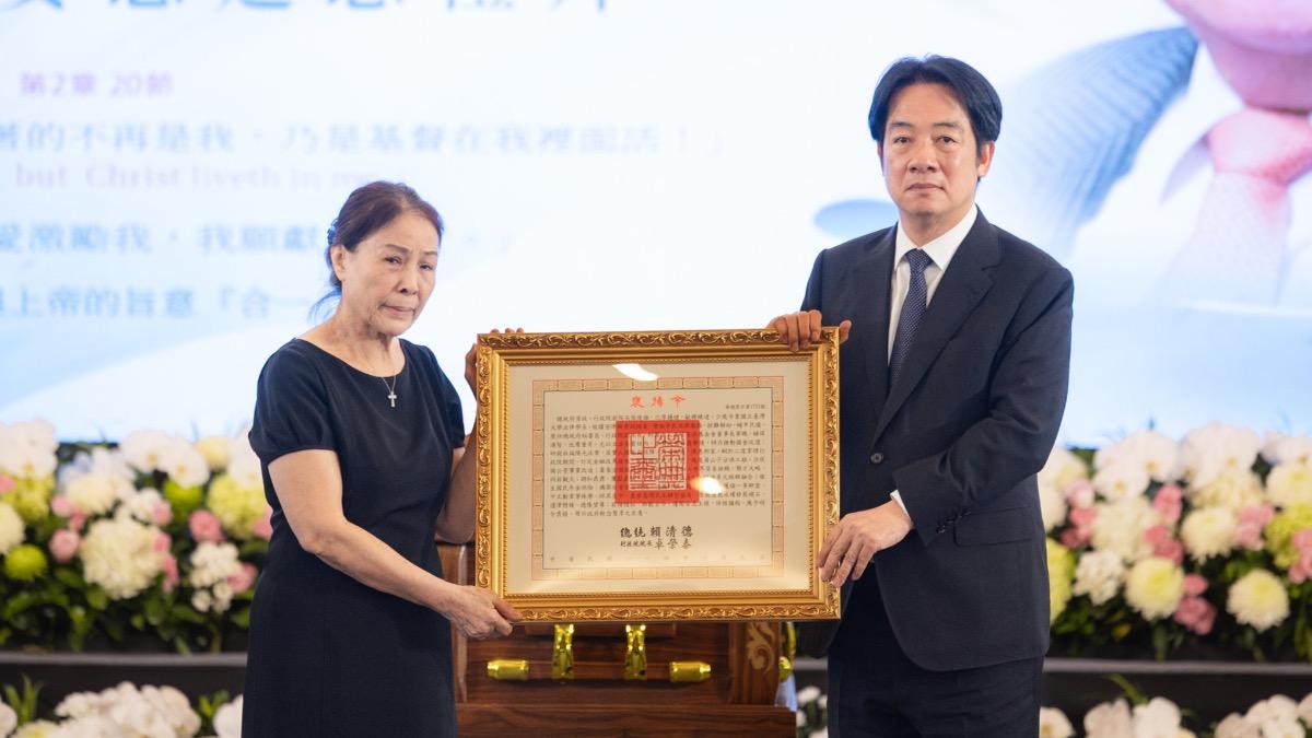 張俊雄告別式!賴清德赴高雄頒褒揚令 遺孀抱蔡英文痛哭