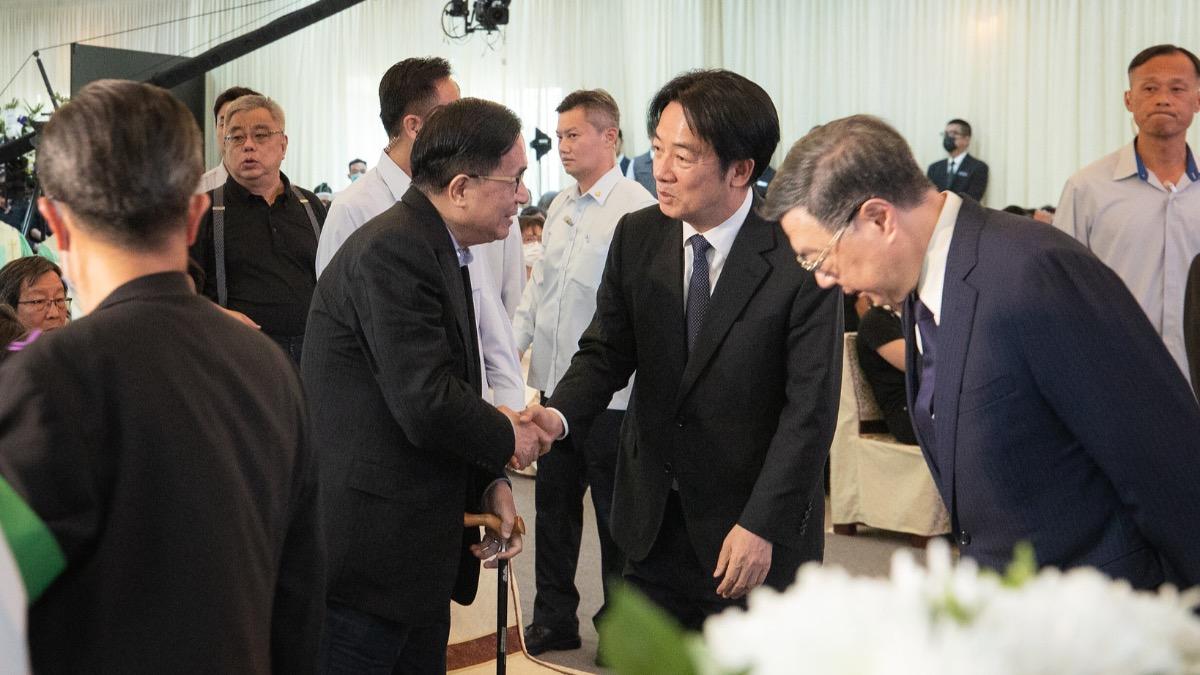 賴清德在現場與陳水扁互動。（圖／總統府提供）
