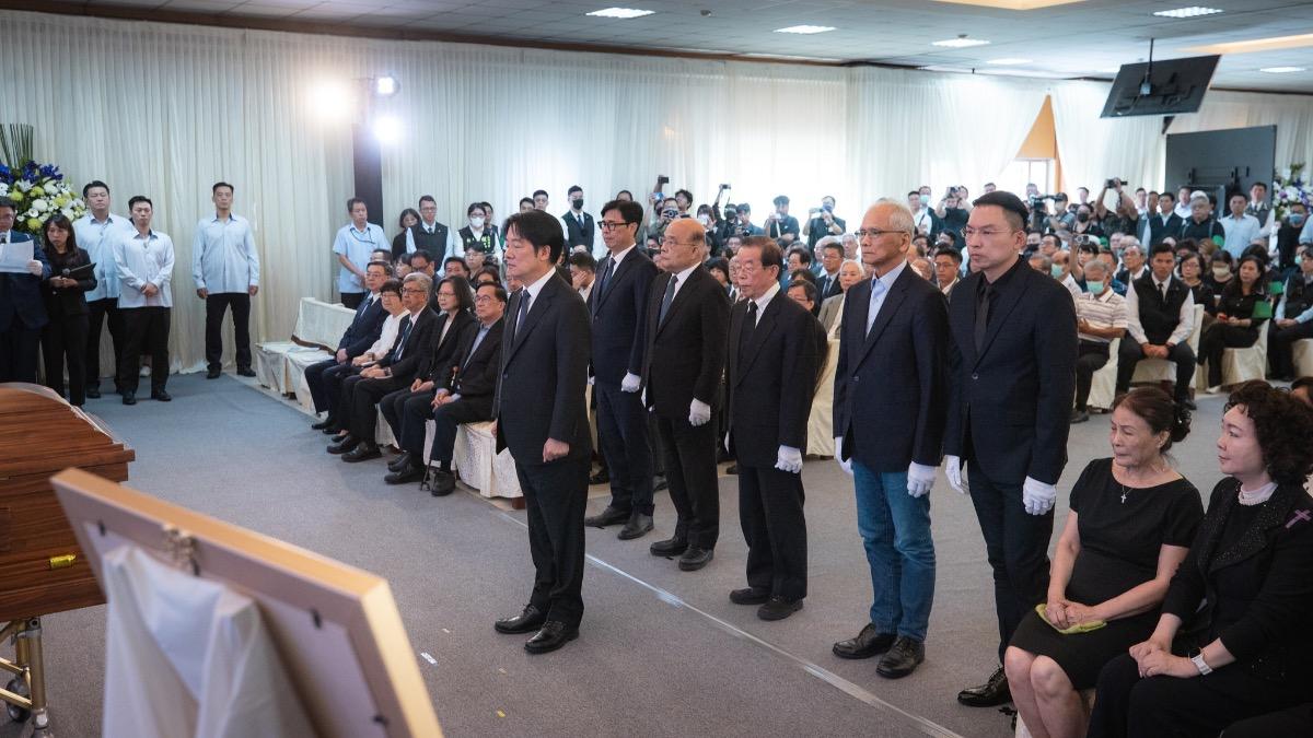 賴清德率蘇貞昌、謝長廷、游錫堃、陳其邁及高雄市黨部主委黃文益進行黨旗覆棺。（圖／總統府提供）