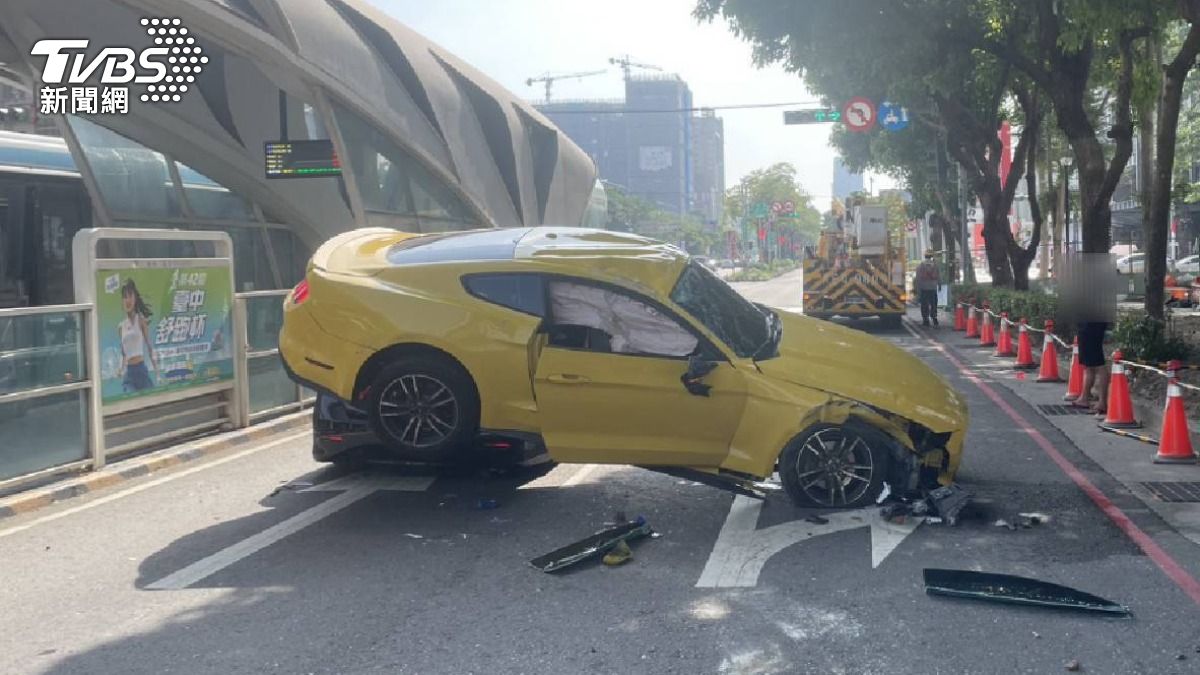 台中「平民法拉利」失控!車尾壓轎車 失控打橫塞住台灣大道
