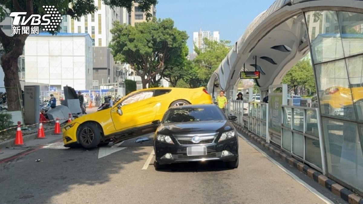 轎車車尾遭壓。(圖/TVBS)