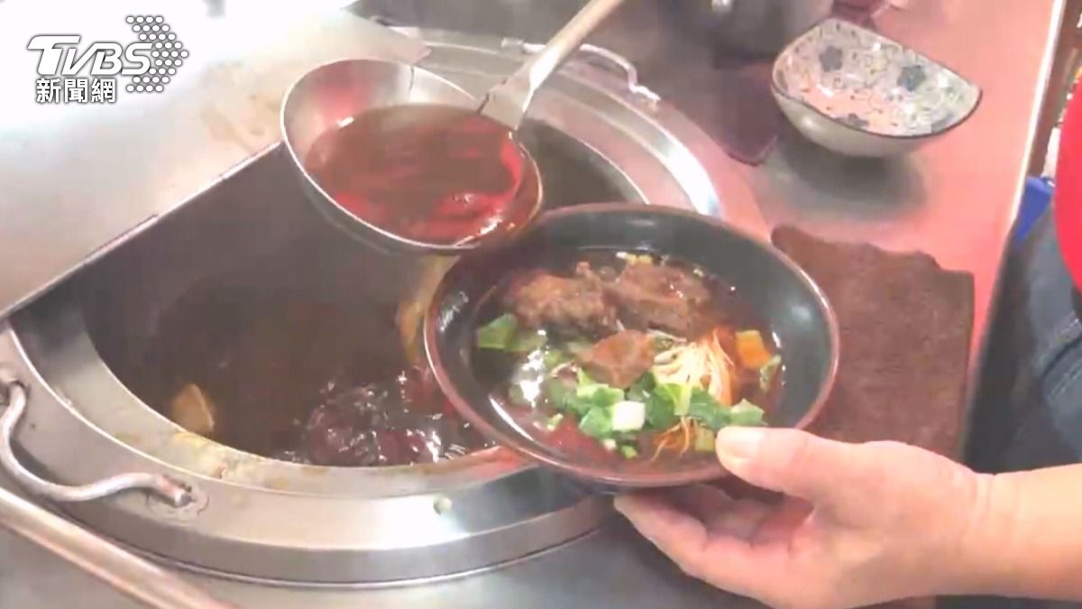 鳳山一家牛肉麵店,牛肉麵只要60元,跟一般的牛肉麵只有一半價格,饕客也大讚肉很多塊(圖/TVBS)